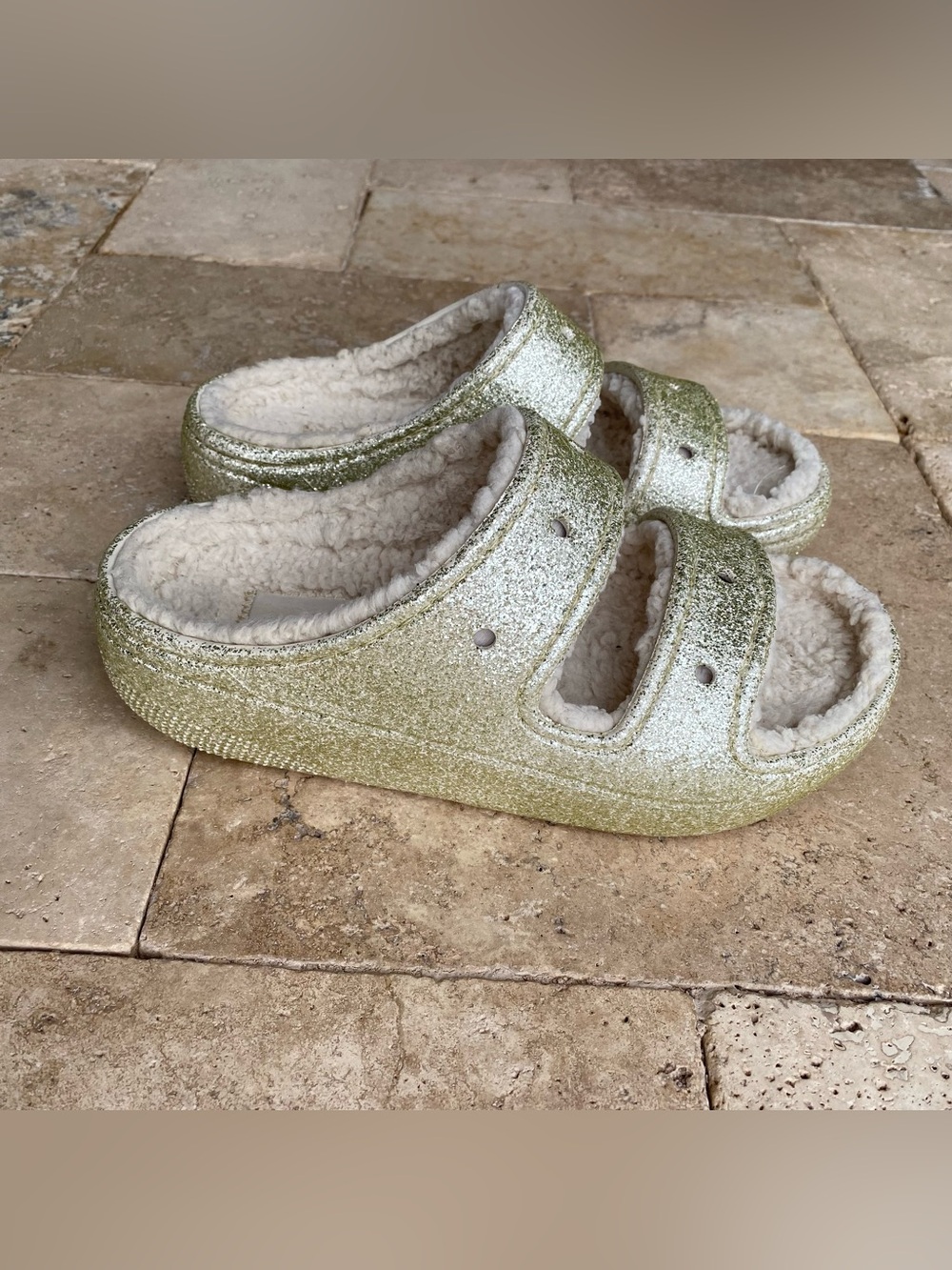 Crocs Classic Cozzzy Platform Sandals in Gold Glitter Sherpa Lined Women’s 6